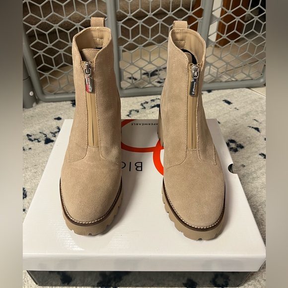 WORN ONCE WATERPROOF BOOTS - Picture 3 of 9